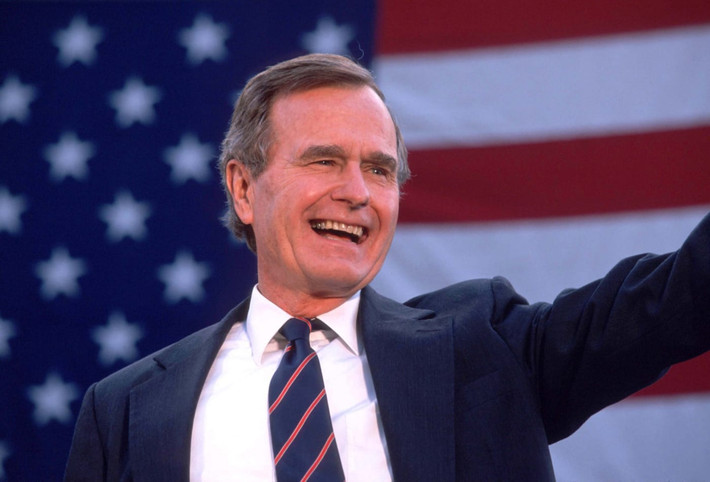 Khi Thế chiến 2 nổ ra, ông Bush là phi công lái máy bay chiến đấu cho hải quân Mỹ.