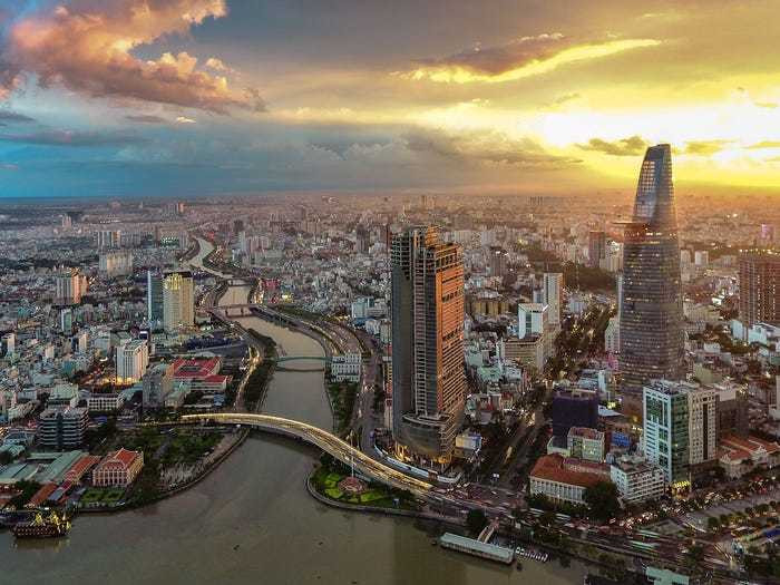 Theo khảo sát của InterNations, Việt Nam đứng ở vị trí số 2 trong danh sách 30 quốc gia, vùng lãnh thổ trên thế giới tốt nhất để làm việc, kết bạn và xây dựng gia đình năm 2019.