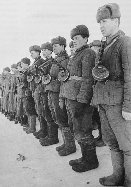Semyon Hitler chiến đấu hết khả năng của mình để quân đội Liên Xô đánh bại đội quân xâm lược của trùm phát xít Hitler. Đặc biệt, Semyon "ghét cay ghét đắng" nhà độc tài Đức quốc xã có cùng họ với mình.