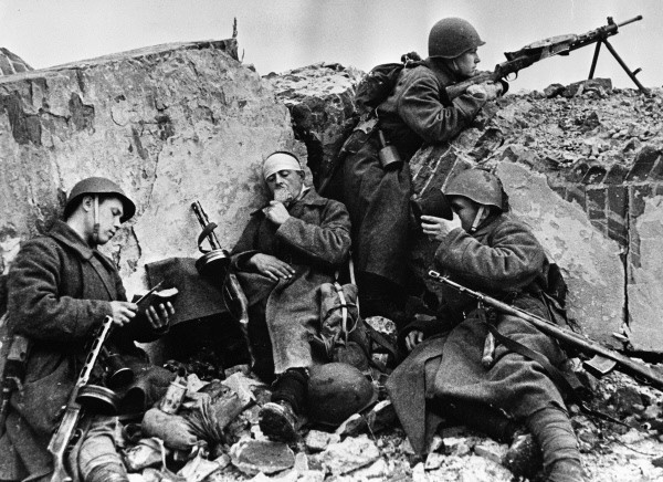 Theo nhà sử học người Nga Boris Akunin, Semyon Hitler sẵn sàng bắn bất cứ kẻ nào hô những tiếng ‘Heil Hitler!’ bằng khẩu súng máy cầm trong tay mà không hề do dự.