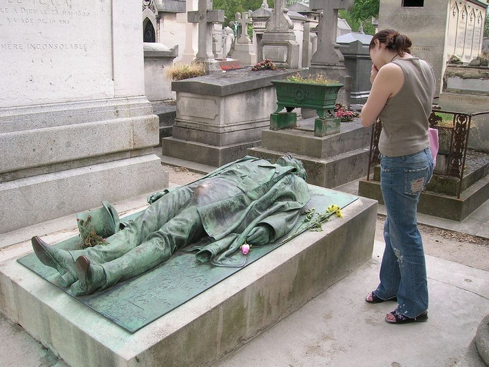 Nguyên nhân cái chết của Victor Noir xuất phát từ một bài viết gièm pha Napoleon mà báo của ông xuất bản. Hơn 100.000 người tới tham dự tang lễ của nhà báo nổi tiếng.