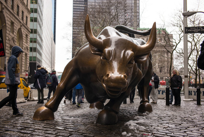 Bức tượng "The Charging Bull" bằng đồng nặng 3,2 tấn lần đầu được đặt tại New York vào tháng 12/1989 trong dịp Giáng sinh. Khi người ta dỡ bỏ bức tượng này, một số người dân phản đối nên nó được chuyển sang đặt ở quận tài chính.