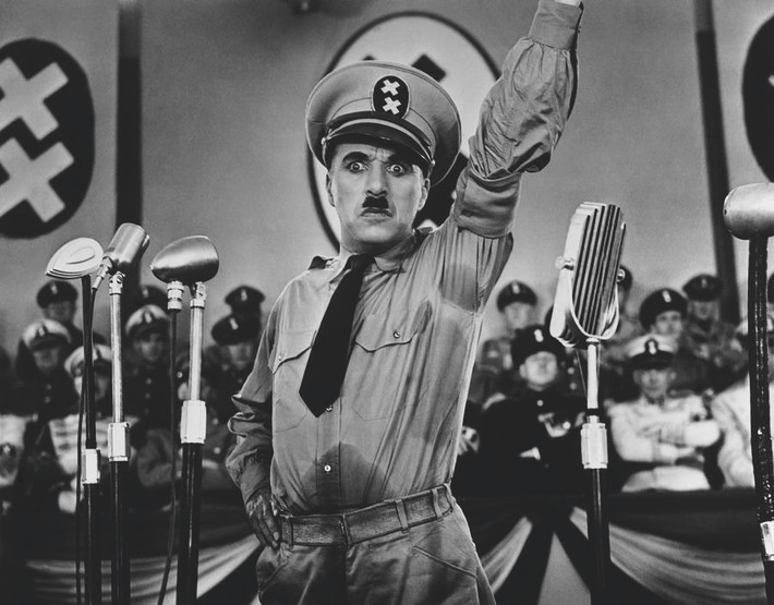 Nguyên do là vì Charles Chaplin thành công trong việc đả kích chống lại nhà độc tài Hitler chuyên quyền, độc đoán và chính quyền Đức quốc xã tàn sát người dân vô tội.