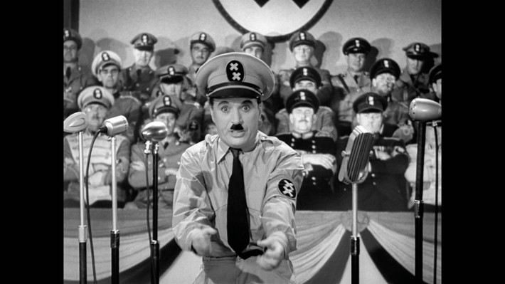 Nhiều người nhận ra Vua hề Sác lô đóng giả nhà độc tài Hitler. Diễn viên hài này có một số hành động, biểu cảm bắt chước Hitler giống đến khó tin.