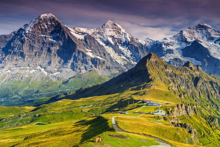 Núi Eiger (Thụy Sĩ): Ngọn núi Eiger mang tính biểu tượng nằm ở dãy núi Bernese Alps, phía tây Thụy Sĩ. Eiger có độ cao 3.970 m và sở hữu khung cảnh tuyệt đẹp từ mọi hướng nhìn. Phần phía bắc cao 1.800 m là điểm nổi bật nhất của Eiger. Đây cũng là phần lớn nhất trên dãy Alps. Một số tuyến đường đến đỉnh Eiger nhưng khá khó khăn để di chuyển.
