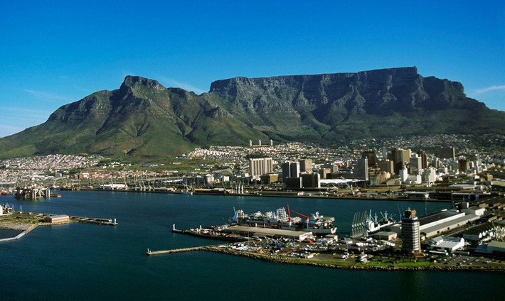 Núi Bàn (Nam Phi): Nằm ở thành phố Cape Town, núi Bàn là một kỳ quan thiên nhiên của Nam Phi. Ngọn núi cao 1.084 m này là thiên đường cho những người yêu thiên nhiên và đam mê môn đi bộ đường dài. Bạn cũng có thể đi cáp treo lên đỉnh núi. Từ trên đỉnh, bạn có thể ngắm nhìn quang cảnh 360 độ tuyệt đẹp của Cape Town. Núi Bàn là nơi sinh sống của nhiều động thực vật. Một số không được tìm thấy ở nơi nào khác trên thế giới.