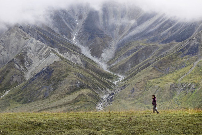 Núi Denali (Mỹ): Nằm phía nam trung tâm Alaska, trong Công viên Quốc gia và Khu bảo tồn Denali, với độ cao 6.190 m, Denali là đỉnh núi cao nhất lục địa Bắc Mỹ. Tính theo phần lồi địa hình, Denali là đỉnh núi đứng thứ 3 thế giới, sau Everest và Aconcagua. Ngọn núi ngoạn mục này là điểm thu hút chính của Vườn quốc gia Denali. Nhìn từ xa, Denali trông tuyệt đẹp với phần trên bao phủ bởi tuyết trắng. Ngọn núi này cũng là nơi khởi nguồn của 5 dòng sông băng lớn.