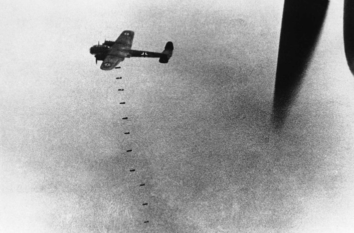 Đến ngày 9/1/1941, Hitler ra chỉ thị ngừng các hoạt động chuẩn bị cho "Chiến dịch Sư tử biển". Thay vào đó, Hitler chuyển mục tiêu sang tấn công xâm lược Liên Xô nhằm thay đổi cục diện chiến sự ở mặt trận phía đông. Mời quý độc giả xem video: Hitler còn sống sau Thế chiến 2? (nguồn: VTC14).