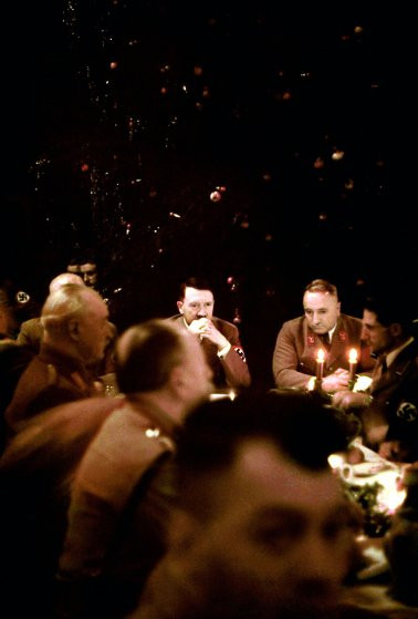 Hitler ngồi giữa bàn tiệc, bên cạnh là những thân tín đắc lực luôn ủng hộ y trong mọi kế hoạch.