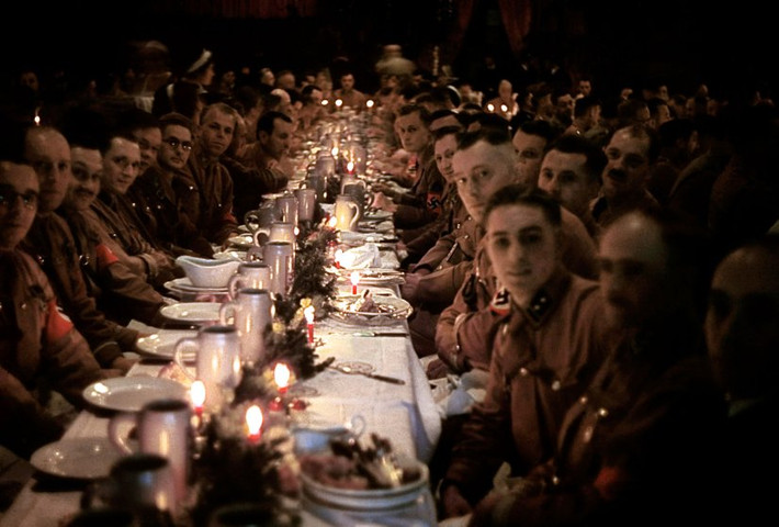 Các tướng tá của trùm phát xít Hitler thưởng thức các món ăn trong bữa tiệc Giáng sinh.