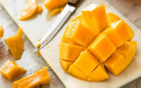 Phòng chống ung thư: Xoài cũng chứa pectin hòa tan giúp ngăn ngừa tế bào ung thư hình thành. Vitamin C giúp bảo vệ các tế bào khỏi tác hại của gốc tự do và làm giảm nguy cơ mắc bệnh ung thư.
