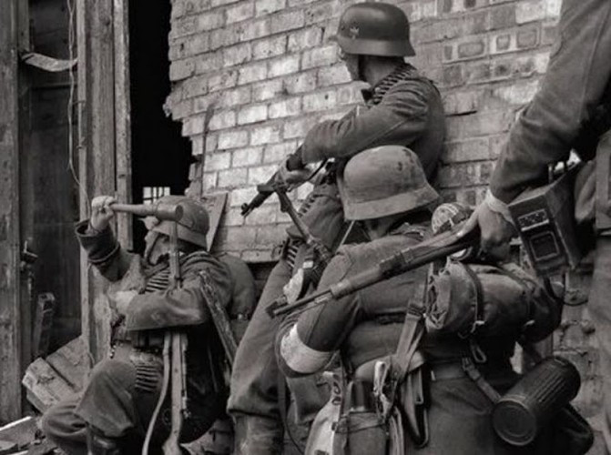 Sau khi đánh chiếm Pháp, trùm phát xít Hitler tham vọng chiếm đóng được Liên Xô. Chính vì vậy, y cùng với Đức quốc xã lên kế hoạch tấn công xâm lược Liên Xô một cách bất ngờ.