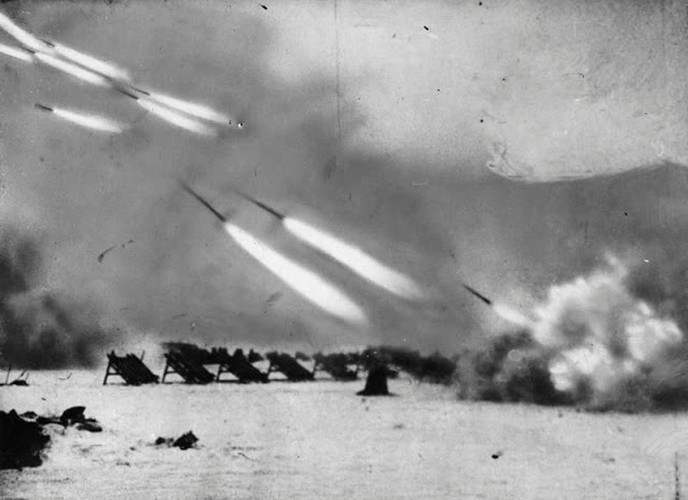 Trong 5 tháng đầu, lực lượng của Hitler chiếm ưu thế trên chiến trường. Tuy nhiên, quân và dân Liên Xô dũng cảm, kiên cường chống quân xâm lược và từng bước lật ngược tình thế.