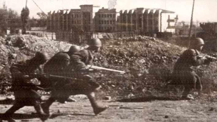Điển hình là trận Stalingrad khiến quân Đức quốc xã phải trả giá đắt khi coi thường sức mạnh của quân và dân Liên Xô.