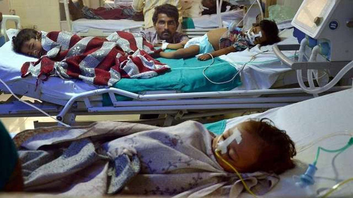 Chính quyền bang Uttar Pradesh cũng đình chỉ công tác với Rajeev Mishra - hiệu trưởng Đại học y Baba Raghav Das vì tội tắc trách dẫn tới việc chậm thanh toán tiền mua oxy.