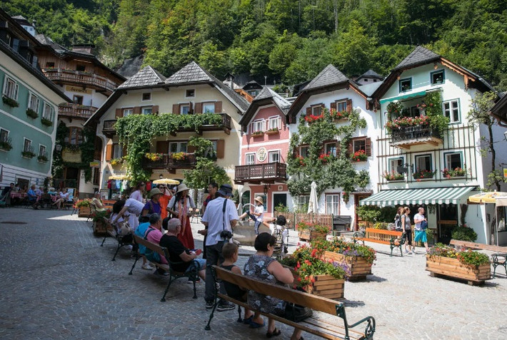 Tuy nhiên, vào ngày 30/11 vừa qua, một vụ cháy lớn xảy ra làm hư hại một phần làng Hallstatt. Thị trưởng thị trấn đưa ra cảnh báo khách du lịch không nên đến thăm ngôi làng này để cảnh sát tiến hành điều tra và dọn dẹp đống đổ nát sau vụ hỏa hoạn.