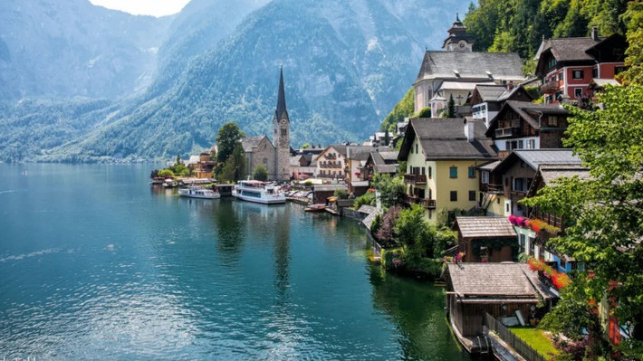 Nằm phía Tây hồ Hallstätter See, ngôi làng Hallstatt ở Áo được bao quanh bởi những dãy núi xanh mướt hùng vĩ. Chính vì vậy, nơi đây được mệnh danh là ngôi làng bên hồ đẹp nhất thế giới.