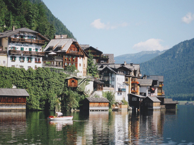 Trải qua hàng ngàn năm lịch sử, làng Hallstatt vẫn còn nguyên vẻ đẹp cổ kính, thanh bình kể cả trong mùa cao điểm du lịch bởi không có quán bar hay những cửa hàng mở cửa thâu đêm.