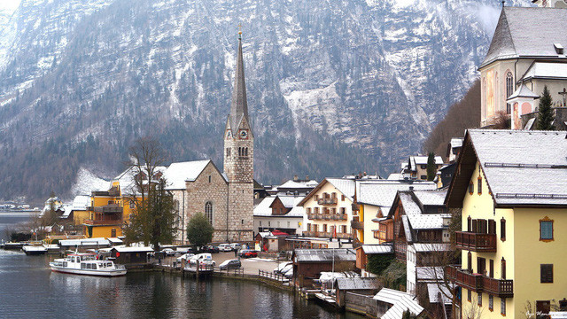 Hiện Hallstatt có khoảng 800 người dân sinh sống. Mỗi năm, nơi đây đón khoảng 1 triệu du khách ghé thăm. Vào những ngày cao điểm, ngôi làng bên hồ đẹp nhất thế giới có thể đón khoảng 10.000 lượt khách.