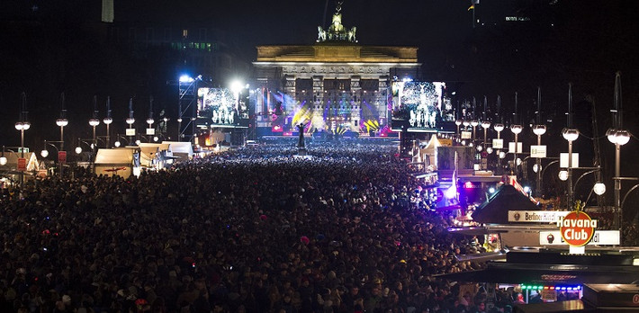6. Berlin là nơi tổ chức một trong những lễ đón giao thừa lớn nhất châu Âu với sự tham gia của hơn 1 triệu người. Vào khoảnh khắc chuyển giao năm cũ sang năm mới, Cổng Brandenburg ở Berlin là nơi tập trung đông người đón giao thừa nhất.