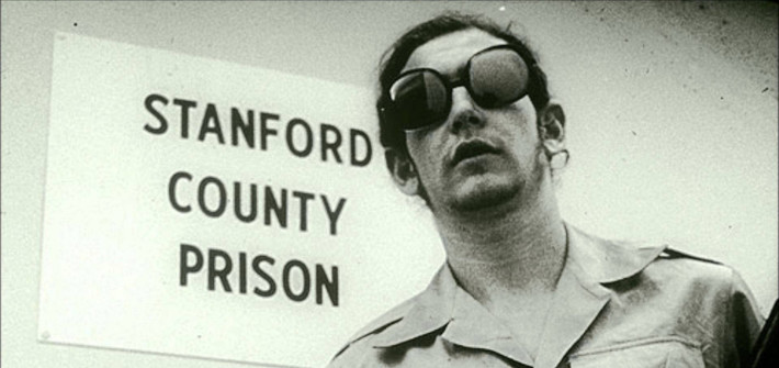 Theo đó, các nhà khoa học tại ĐH Stanford tuyển 24 người làm tình nguyện viên tham gia thí nghiệm về cuộc sống trong tù. Mỗi người được trả 15 USD/ngày trong 2 tuần.