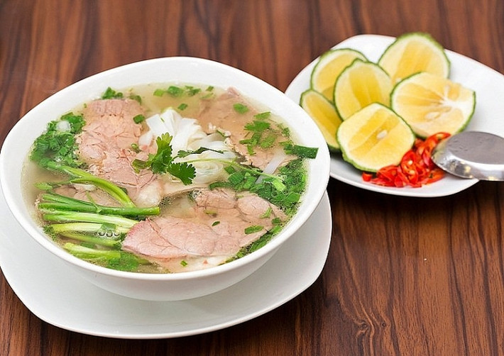 Theo CNN, món phở nổi tiếng của người Việt được chế biến từ những sợi bún gạo được kèm theo chút thịt gà hoặc thịt bò cùng một số loại rau thơm rồi được nêm nếm nước dùng hoàn hảo.