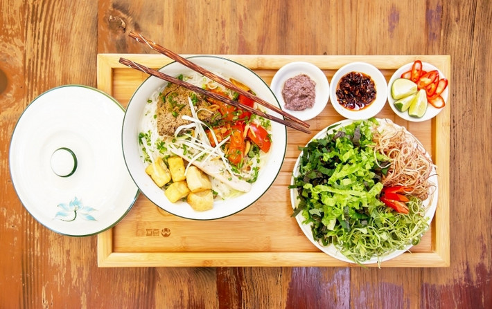 Món bún riêu cua được trang Traveller đánh giá là một trong những món ăn ngon nhất Việt Nam và hấp dẫn thực khách với nước dùng được chế từ riêu cua, cà chua. Khi ăn, thực khách có thể ăn kèm cùng rau thơm, hoa chuối, giá đỗ.