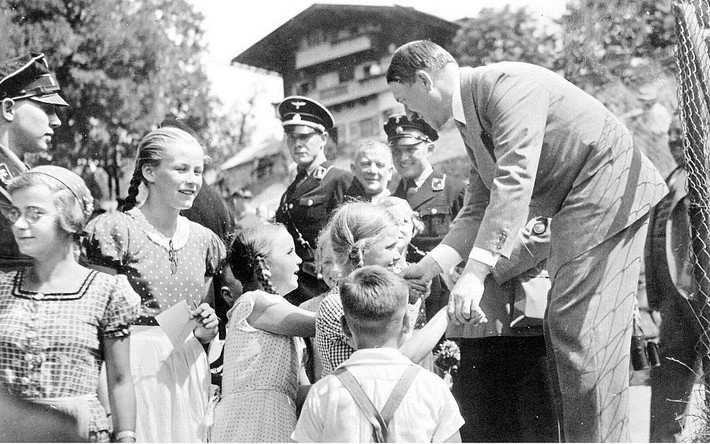 Hitler hy vọng những người Aryan của nước Đức sẽ làm chủ thế giới trong tương lai và quản lý đế chế thứ ba ngày càng lớn mạnh.