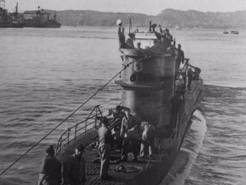 Tàu ngầm U-boat reo rắc nỗi kinh hoàng cho tàu của Mỹ khi được trang bị một khẩu pháo 88mm trên boong và 1 súng đại liên phòng không 20 mm. Thêm nữa, tàu U-boat còn được trang bị thủy lôi để tấn công tàu địch từ dưới lòng biển.