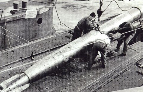 Cũng vì chạy bằng ắc quy, tàu U-boat di chuyển rất chậm khi lặn dưới biển. Cụ thể, vận tốc của tàu ngầm U-boat khi lặn khoảng 8 hải lý/giờ trong khi vận tốc khi nổi trên mặt nước là 17,2 hải lý/giờ.