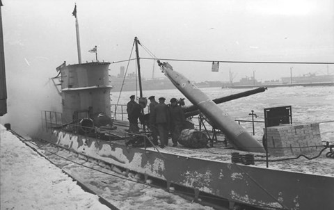 U-boat là tên được phiên âm tiếng Anh của tên tiếng Đức U-Boot, viết tắt của từ Unterseeboot (có nghĩa là tàu lặn dưới biển).