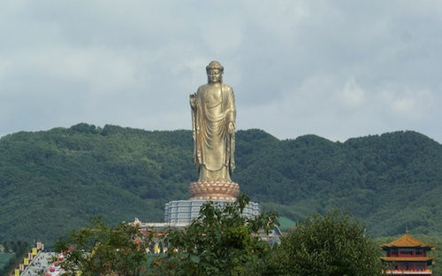 Trung Nguyên Đại Phật nổi tiếng của Trung Quốc nằm tại núi Nghiêu, huyện Lỗ Sơn, tỉnh Hà Nam.