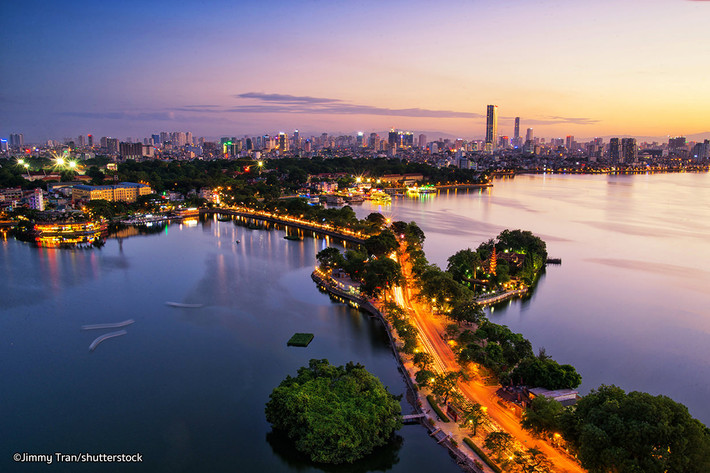 Một trong những lý do Hà Nội được lựa chọn là điểm đến hấp dẫn nhất thế giới là bởi thời tiết mùa xuân ấm áp là khoảng thời gian thích hợp để du khách quốc tế đến thủ đô du lịch, lang thang dạo quanh khu phố cổ, hồ Hoàn Kiếm, cầu Thê Húc, đền Ngọc Sơn…