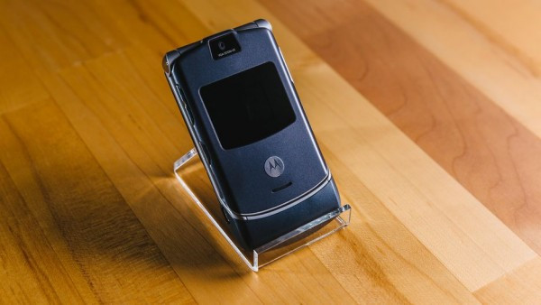 Chiếc Razr V3 đời đầu màu bạc bán ra một vài tuần sau đó. Đầu tiên, nó là điện thoại độc quyền của nhà mạng Cingular (nay là AT&T) ở Mỹ cùng mức giá 450 USD cùng dịch vụ của nhà mạng. Chiếc điện thoại này có một màn hình ở bên ngoài với kích thước cỡ một con tem thư và hỗ trợ 4.000 màu.