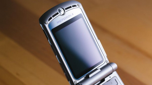 Màn hình của máy có kích thước 2,5 inch hỗ trợ 260.000 màu.