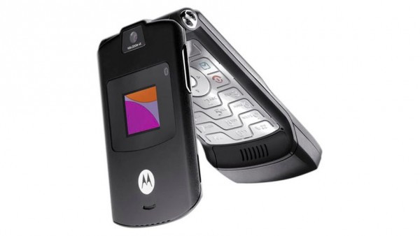 Sau màu bạc, Razr V3 có thêm phiên bản màu đen. Nó sở hữu phần ngoại hình có vẻ trơn tru hơn thiết bị tiền nhiệm, tuy nhiên vẫn có nhiều điểm chung.