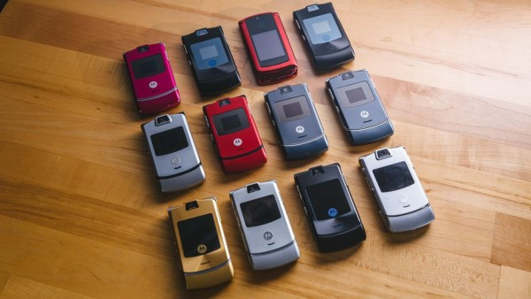 Motorola Razr V3 ra mắt khá âm thầm vào mùa hè năm 2004. Thay vì có một sự kiện họp báo riêng, CEO Motorola lúc bấy giờ là Ed Zander giới thiệu nó tại một hội thảo dành cho các nhà đầu tư. Đến nay, Razr V 3 vẫn là một ví dụ điển hình về thiết kế xuất sắc của ngành công nghiệp.