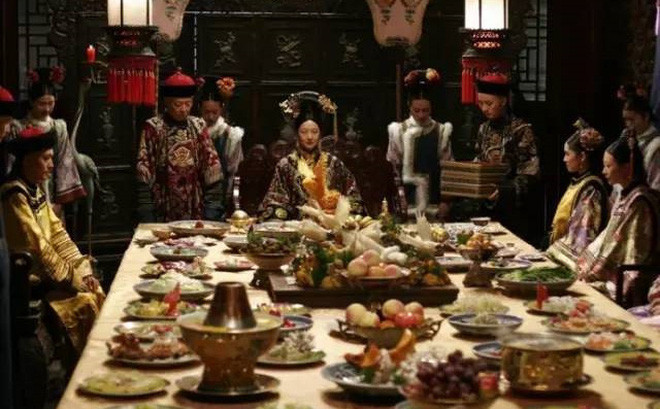 Trên thực tế, quan niệm này hoàn toàn sai lầm. Chỉ trong những buổi lễ, sự kiện đặc biệt, hoàng đế mới thưởng thức những bữa ăn xa hoa với nhiều món ngon bổ dưỡng.