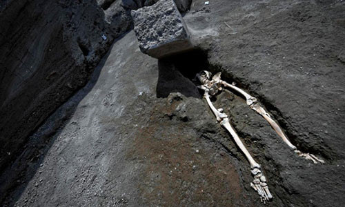 Theo đó, người đàn ông ở Pompeii thời xưa đã chết trong sự đau đớn, bị chôn vùi trong tro bụi núi lửa. Chính vì điều này, thi hài không còn nguyên vẹn.