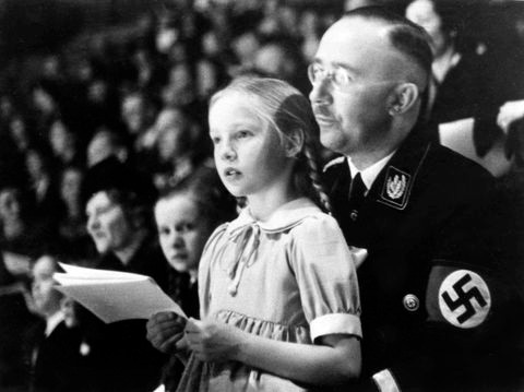 Lãnh đạo Đức Quốc xã Himmler là một trong số những người đó. Vì vậy, Himmler đã dẫn đầu một nhóm thực hiện nhiệm vụ bí mật tới một tu viện ở Tây Ban Nha để tìm Chén Thánh.