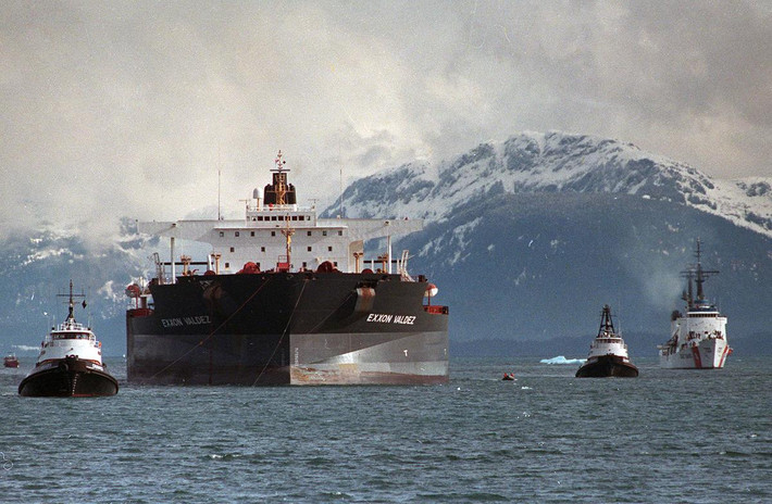 Exxon Valdez là một tàu chở dầu có trọng tải 214.862 tấn của Công ty Exxon, Mỹ. Vào ngày 24/3/1989, trên chuyến hành trình chở 148 triệu thùng dầu thô đến Long Beach, bang California, tàu Exxon Valdez va chạm đá ngầm ở khu vực Prince William Sound, bang Alaska. Sự cố này đã gây ra vụ tràn dầu kinh hoàng.