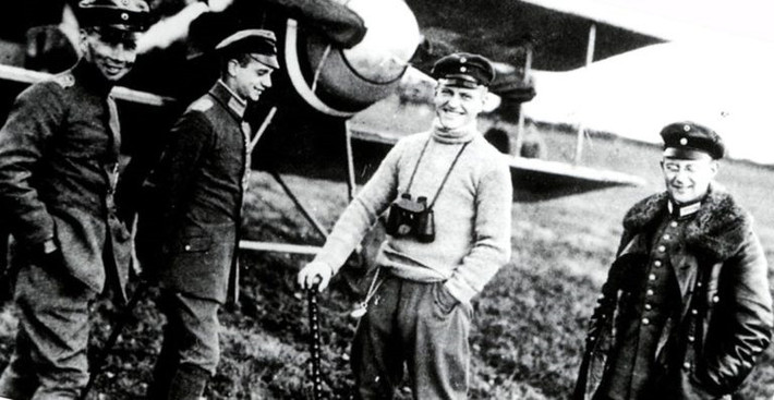 Theo lời kể của "Nam tước đỏ" Richthofen, UFO có hình dáng giống một chiếc đĩa lộn ngược với ánh đèn màu cam.