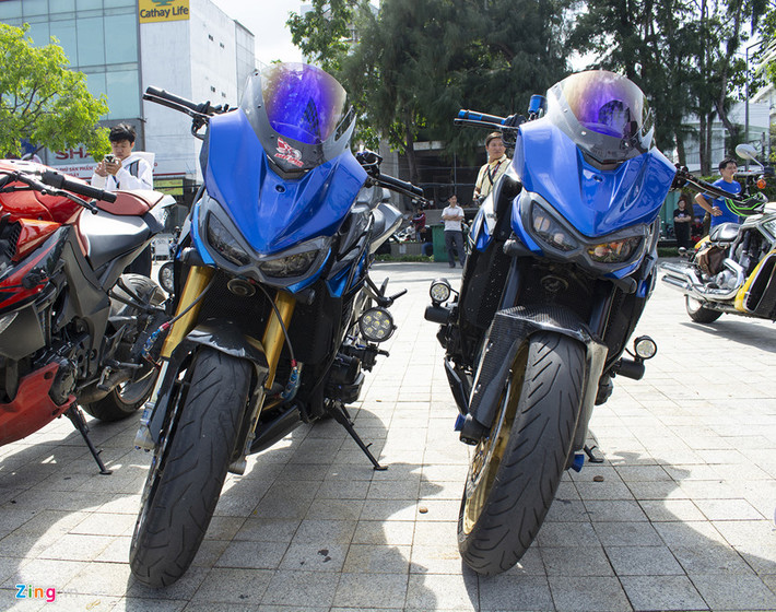 Cặp song sinh Kawasaki Z1000 màu xanh dương độc đáo được lắp thêm nhiều trang bị bắt mắt như ốp đầu tích hợp kính chắn gió cao hơn, giảm xóc hàng hiệu Ohlins trước/sau, đèn LED trợ sáng, kẹp phanh Brembo, chắn bùn carbon...