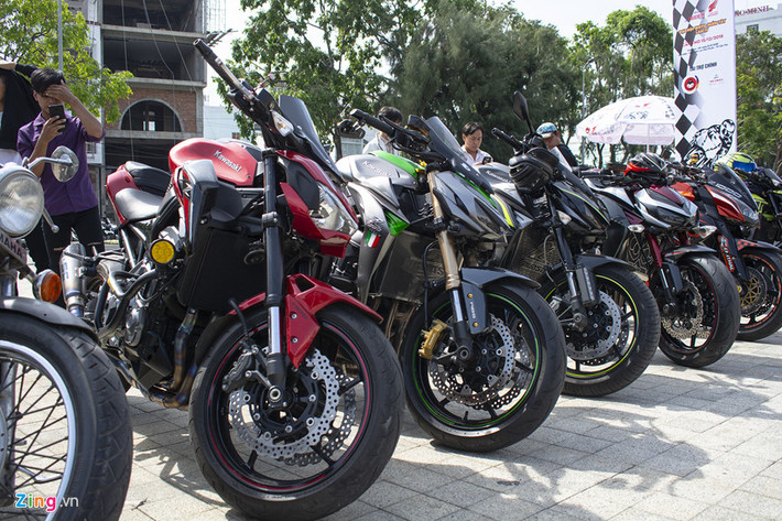 Như thường lệ, các mẫu xe thuộc gia đình Z-series của Kawasaki luôn chiếm ưu thế. Sau sự thành công của mẫu nakedbike Z1000, gia đình Z-series cũng được thơm lây khi liên tiếp cho ra đời các mẫu xe thấp hơn như Z900, Z800, Z650, Z300. Kawasaki Z1000 gây ấn tượng bởi thiết kế ngầu hơn hẳn các đối thủ, tư thế lái thoải mái hơn và giá tiền cũng ''mềm'' hơn.