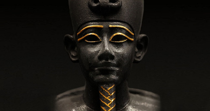 Menes sinh ra ở Hierakonpolis (Nekhen) hay Thinis. Theo truyền thuyết của người Ai Cập cổ đại, Menes là người đã hợp nhất vùng Thượng và Hạ Ai Cập thành một vương quốc.