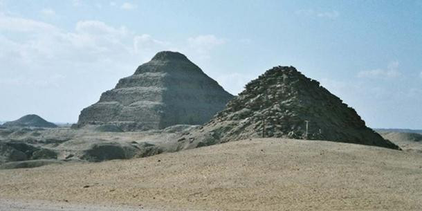 Sau khi băng hà, thi hài pharaoh Menes được chôn cất trong lăng mộ tại Saqqara. Con trai của Menes là Djer kế vị ngai vàng. Do lên ngôi khi tuổi còn nhỏ nên vợ của pharaoh Ai Cập đầu tiên đã nhiếp chính, hỗ trợ con trai xử lý chuyện triều chính.