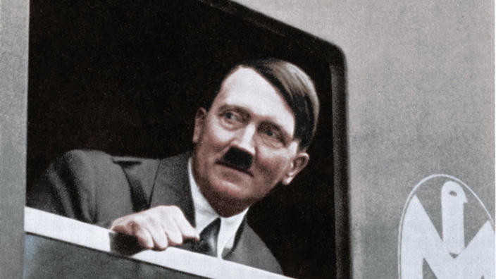 Thậm chí, vào năm 1923, thư ký báo chí của Hitler đề nghị nhà độc tài bỏ kiểu ria "bàn chải đánh răng".