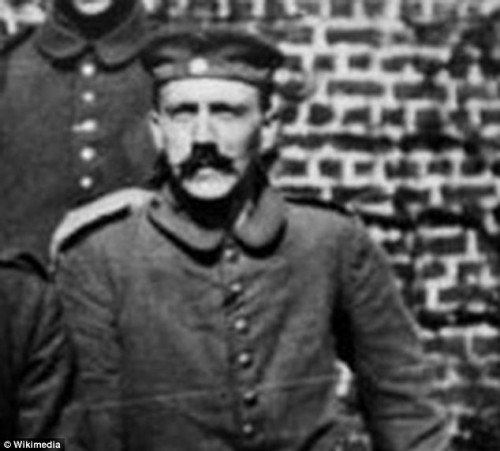Khi tham chiến trong Thế chiến 1, Hitler bị thương và được đưa đến một bệnh viện điều trị. Tại bệnh viện, Hitler đã tỉa lại bộ ria mép cho ngắn hơn. Theo đó, ria mép của y giống "bàn chải đánh răng".