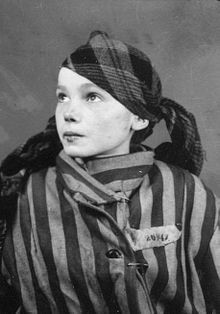 Khi bị đưa đến trại tập trung Auschwitz, Kwoka mới 14 tuổi. Ngay khi bước chân vào trại tập trung, cô bé 14 tuổi bị các cai ngục đánh đập tàn bạo vì không làm điều được ra lệnh nói bằng tiếng Đức.