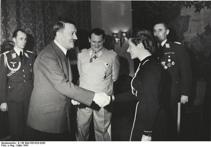 Reitsch vô cùng ngưỡng mộ Hitler nên rất vui mừng khi trở thành một trong những phi công riêng của nhà độc tài này.